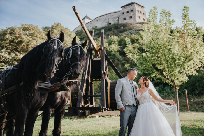 Esküvői kreatív fotózás a Sümegi Várnál, lovakkal