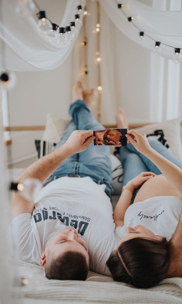 Kismama fotózás stúdióban, leendő apukával
