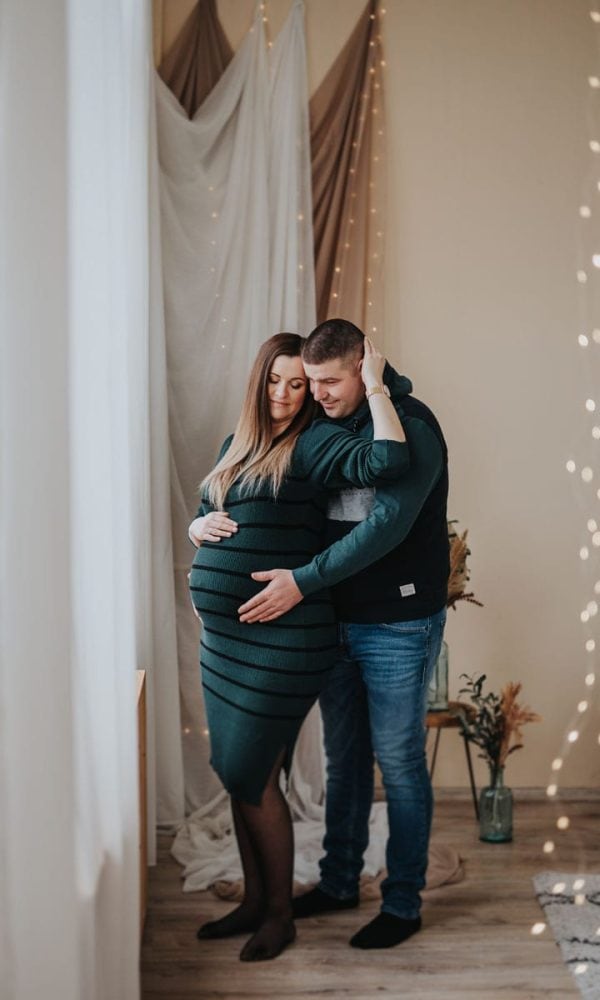 Kismama fotózás stúdióban, leendő apukával, Budapesten baba kellékkel