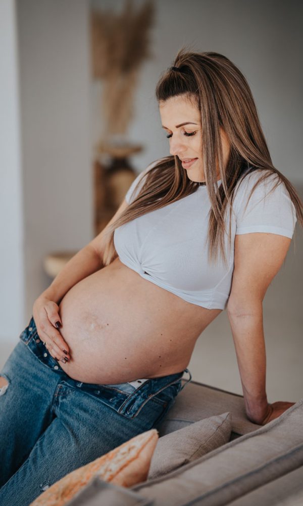 Kismama fotózás stúdióban, egyéni portré, pocakkal