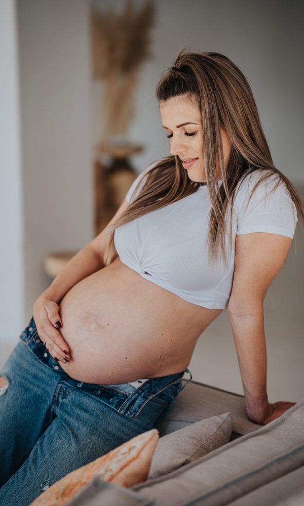 Kismama fotózás stúdióban, egyéni portré, pocakkal