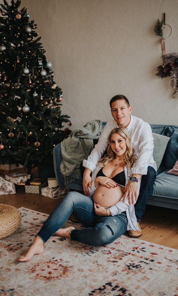 Kismama fotózás stúdióban, leendő apukával, Budapesten, karácsonykor